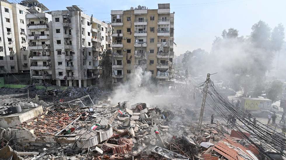epa11994884 Rescue workers and people search for victims in the rubble of a building following an Israeli air strike in southern Beirut, Lebanon, 28 March 2025. At least two missiles hit a building in the Hadath area, which was destroyed by the attack after an Israeli military warning earlier on 28 March, according to the Lebanese National News Agency (NNA).  EPA/WAEL HAMZEH