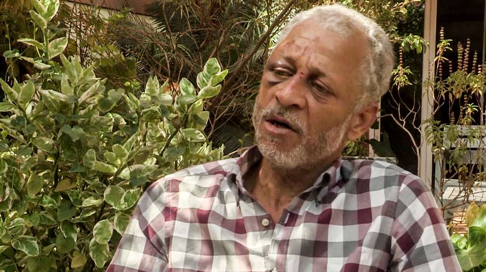 Frame do vídeo da entrevista do jornalista e bloguista guineense António Aly Silva, alvo de sequestro e espancamento na terça-feira, em Bissau. LUSA