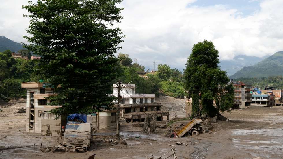 epa13192000 Floodwaters sweep through Trishuli Bazar following a flash flood, in Nuwakot district, Nepal, 26 August 2026. Several people were killed and multiple others were reported missing after a massive flash flood swept through Rasuwa and Nuwakot districts causing widespread destruction to settlements and infrastructure, according to local authorities.  EPA/NARENDRA SHRESTHA
