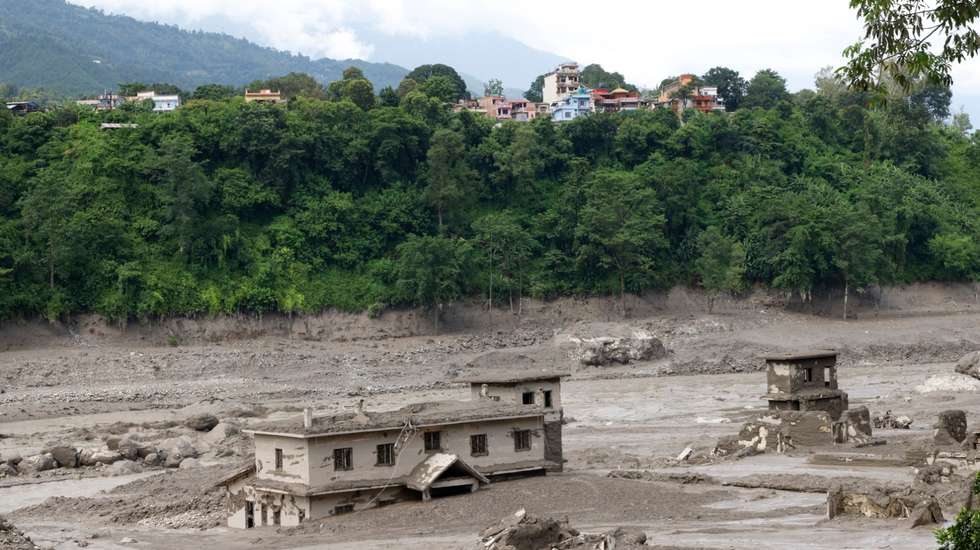 epa13191999 Floodwaters sweep through Trishuli Bazar following a flash flood, in Nuwakot district, Nepal, 26 August 2026. Several people were killed and multiple others were reported missing after a massive flash flood swept through Rasuwa and Nuwakot districts causing widespread destruction to settlements and infrastructure, according to local authorities.  EPA/NARENDRA SHRESTHA