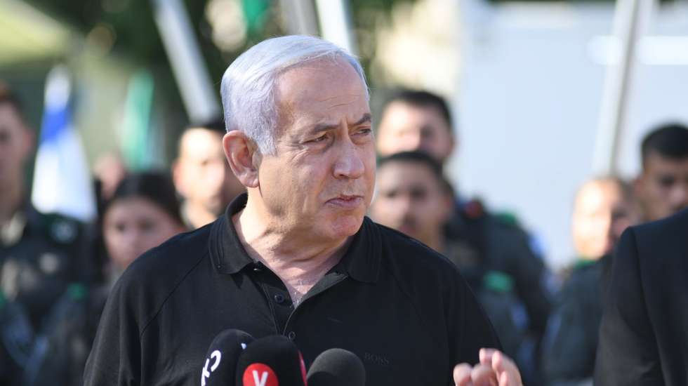 epa09197059 Israeli Prime Minister Benjamin Netanyahu delivers a speech as he meets with Israeli border police, after a wave of violence in the city between Arab and Jewish in the Israeli city of Lod, near Tel Aviv, Israel, 13 May 2021.  EPA/YUVAL CHEN / POOL