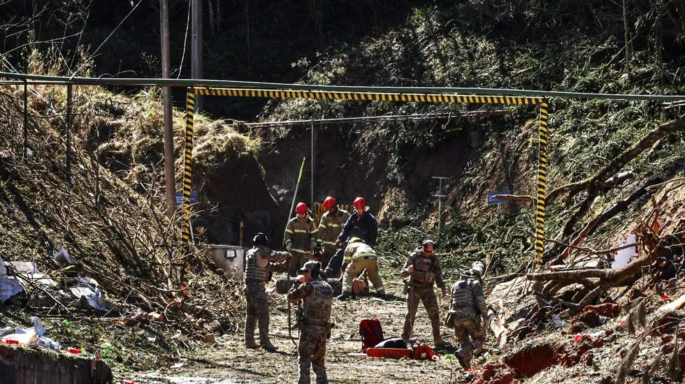epa12296343 A handout photo made available by the Parana Public Security Secretariat shows uniformed officers during a search operation following an explosion in Quatro Barras, Brazil, 12 August 2025. According to official sources, at least eight people are missing following a powerful explosion at the Enaex Brasil explosives factory located in the Curitiba metropolitan area.  EPA/Secretaria de Seguridad Publica / HANDOUT IMAGE ONLY AVAILABLE TO ILLUSTRATE THE ACCOMPANYING NEWS (MANDATORY CREDIT)HANDOUT EDITORIAL USE ONLY/NO SALES