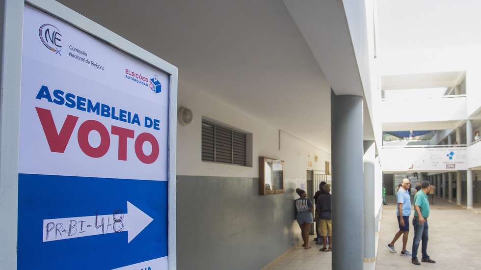 Uma placa indica a direção para as mesas de voto nas eleições autárquicas de Cabo Verde, na Escola Secundária Abílio Duarte, Cidade da Praia, 1 de dezembro de 2024. As mesas de voto começaram a abrir em Cabo Verde para as nonas eleições autárquicas do arquipélago, das 08:00 às 18:00 (das 09:00 às 19:00 em Lisboa), estando inscritos 352 mil eleitores nos 22 municípios das 10 ilhas. ELTON MONTEIRO/LUSA