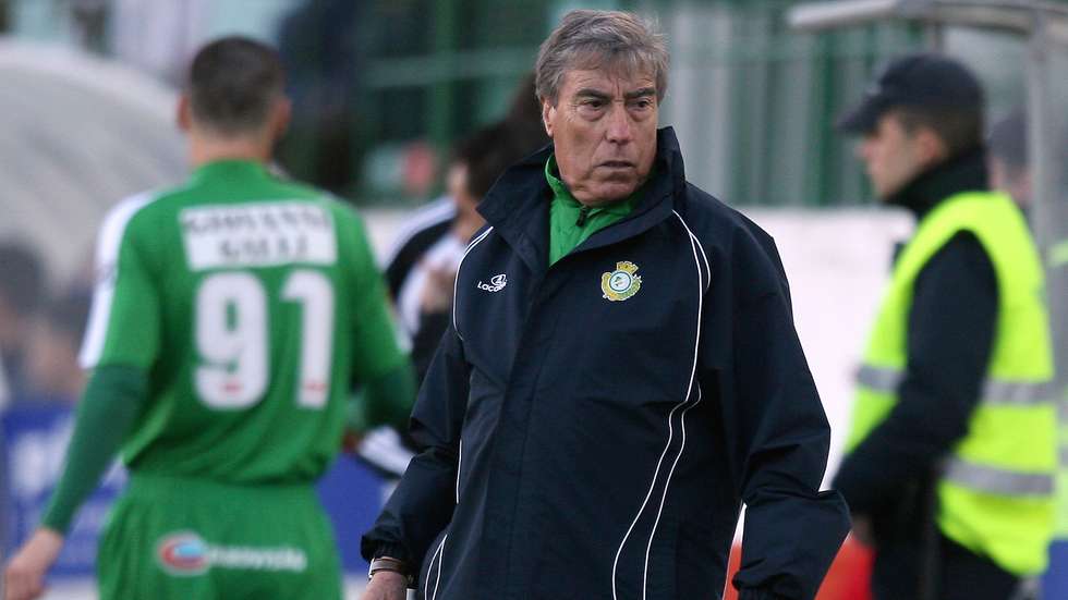 O treinador do Vitória de Setúbal, Carlos Cardoso durante o jogo entre o Estrela da Amadora e Vitória de Setúbal, a contar para a 17ª jornada da Primeira Liga de Futebol, realizado no Estádio José Gomes, 7 Fevereiro 2009, na Amadora. JOSÉ SENA GOULÃO/LUSA