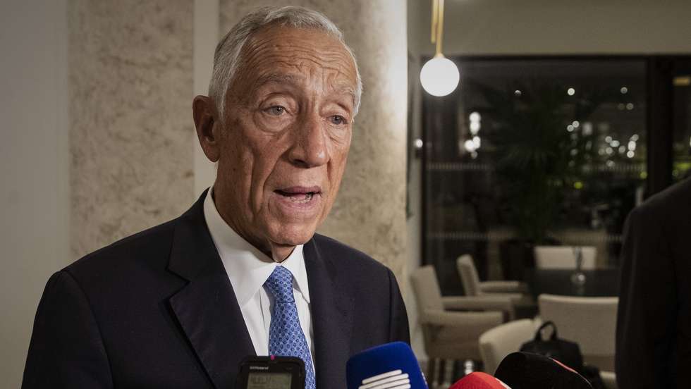 O Presidente da República, Marcelo Rebelo de Sousa, faz declarações aos jornalistas à chegada a Nicósia para visita oficial, Chipre, 7 de outubro de 2022. Marcelo Rebelo de Sousa, encontra-se numa visita oficial de dois dias a convite do seu homólogo cipriota, Nicos Anastasiades, para “consolidar as relações bilaterais” entre Portugal e Chipre e “abordar um conjunto de temas relevantes” a nível internacional, como a guerra na Ucrânia. JOSÉ COELHO/LUSA