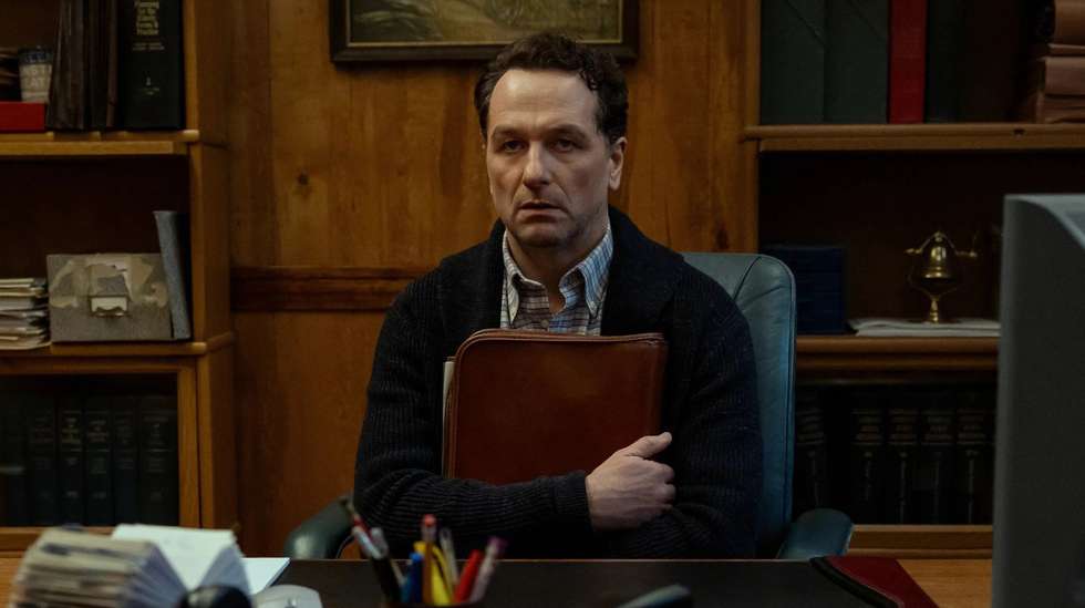 Matthew Rhys é o "mayor" Tom Loftis, que quer muito transformar uma cidade, em que os habitantes parecem viver por sentença e não por vontade própria, num instagramável destino turístico. Mas há muita coisa estranha a acontecer em Widow's Bay