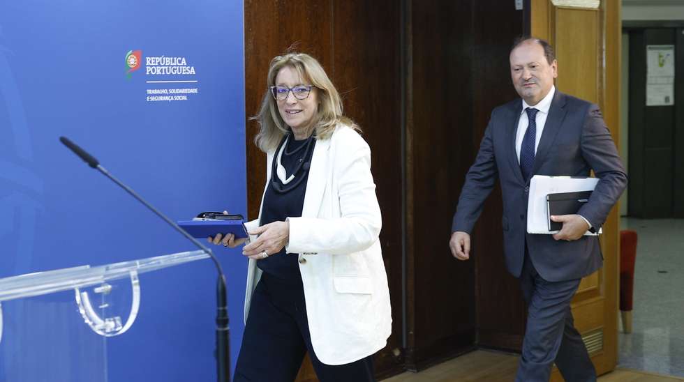 A ministra do Trabalho, Solidariedade e Segurança Social, Maria do Rosário Palma Ramalho (E), acompanhada pelo  Secretário de Estado Adjunto e do Trabalho, Adriano Rafael Moreira (D), à chegada para uma conferência de imprensa após uma reunião sobre a revisão da lei laboral com a União Geral dos Trabalhadores (UGT) e os patrões, em Lisboa, 17 de abril de 2026. ANTÓNIO PEDRO SANTOS/LUSA