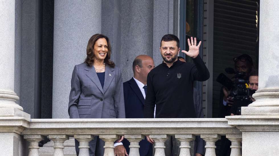 epa11627198 US Vice President Kamala Harris (L) and Ukrainian President Volodymyr Zelensky (R) on the balcony of the Eisenhower Executive Office Building following a meeting at the White House in Washington, DC, USA, 26 September 2024. Following his morning meetings on Capitol Hill President Zelensky met with President Biden and Vice President Harris.  EPA/SHAWN THEW