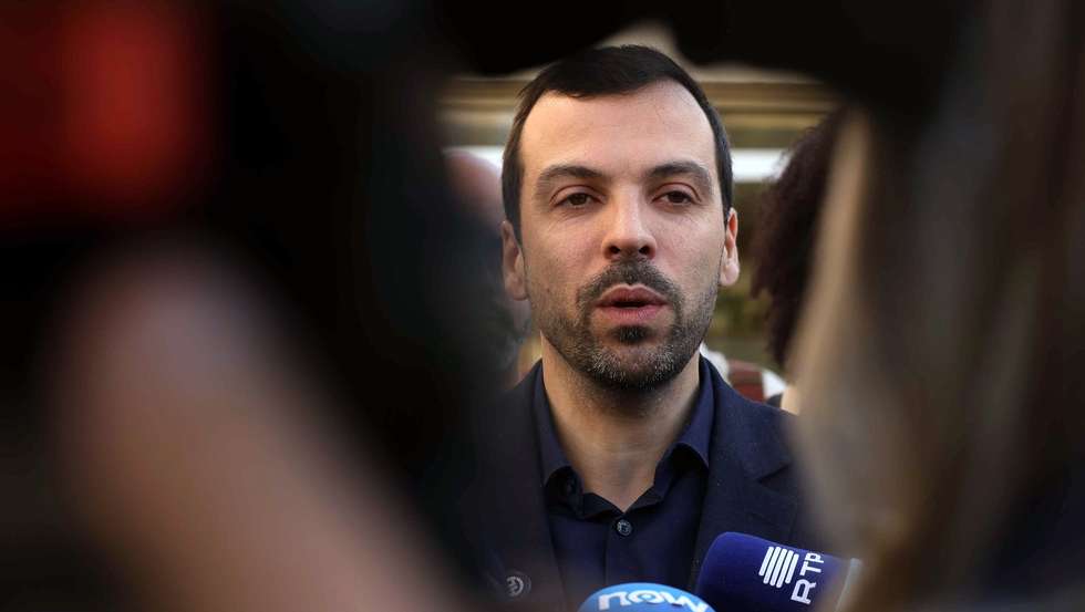 O candidato às eleições presidenciais, Jorge Pinto, fala aos jornalistas no final de uma ação de campanha no Hospital de Faro, em Faro, 14 de janeiro de 2026. Os portugueses elegem o novo Presidente da República em 18 de janeiro. LUÍS FORRA/LUSA