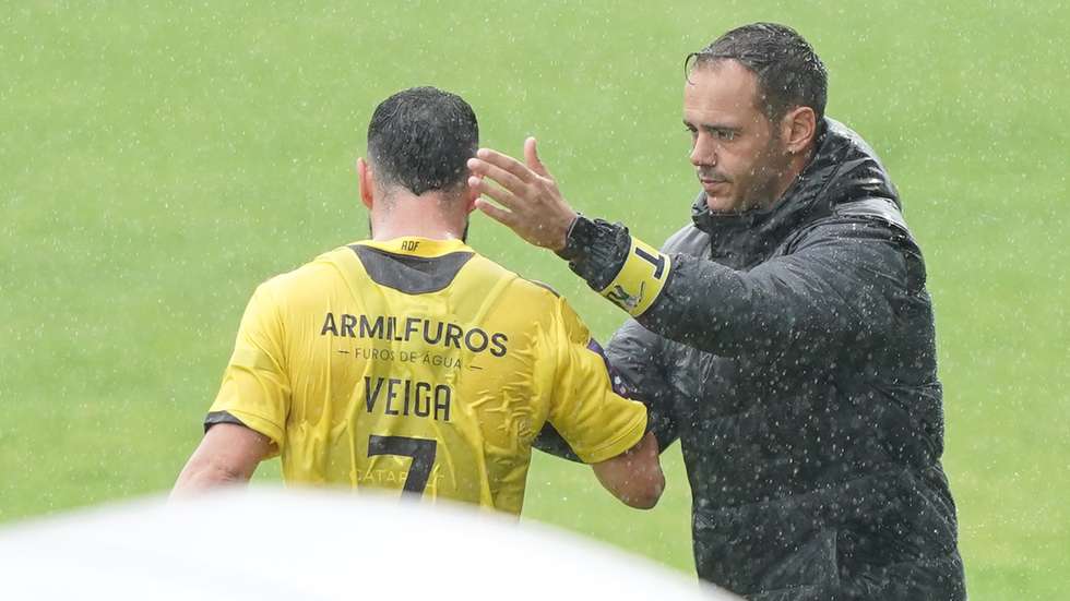 O treinador do Fafe, Mário Ferreira, durante o jogo de futebol da 3.ª eliminatória da Taça de Portugal contra o Moreirense, disputado no Estádio Municipal de Fafe, 19 de outubro de 2025. HUGO DELGADO/LUSA
