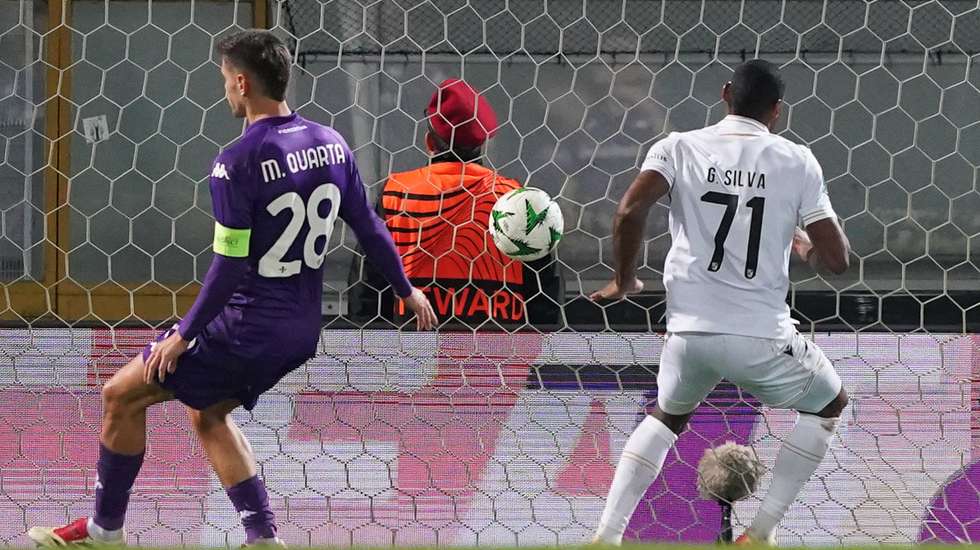 Vitoria de Guimaraes´s Gustavo Silva (R) scores a goal against Fiorentina during the UEFA Conference League soccer match held at D.Afonso Henriques Stadium, in Guimaraes, Portugal, 19 December 2024. HUGO DELGADO/LUSA