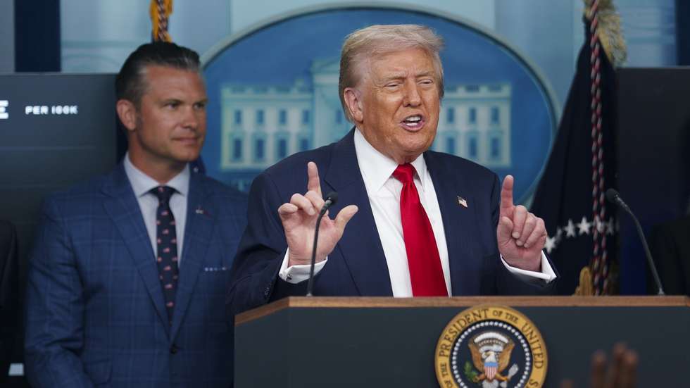epa12294010 US President Donald Trump (C) with US Defence Secretary Pete Hegseth (L) and US Attorney General Pam Bondi (R) addresses the media in the James S. Brady Press Briefing Room of the White House, Washington, DC, USA, 11 August 2025. President Trump is due to announce the deployment of the National Guard in Washington DC as part of a crime reduction strategy.  EPA/WILL OLIVER / POOL