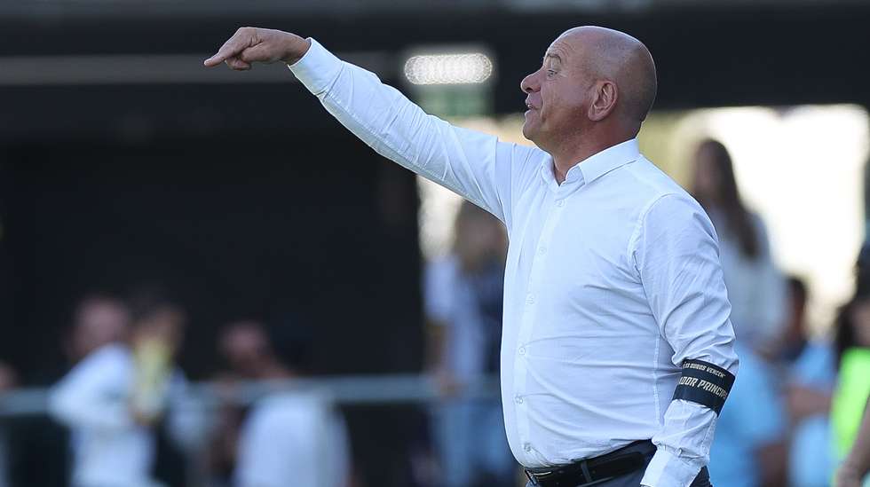O treinador da equipa do Farense, José Mota, durante o jogo com o Portimonense a contar para I Liga de Futebol realizado no estádio do Farense, Faro,18  de maio de 2024. LUÍS FORRA/LUSA