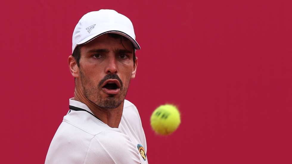 epa11256984 David Jorda Sanchis of Spain in action during his match against Jaime Faria of Portugal on the third day of the Estoril Open tennis tournament, Oeiras, Portugal, 03 April 2024.  EPA/TIAGO PETINGA