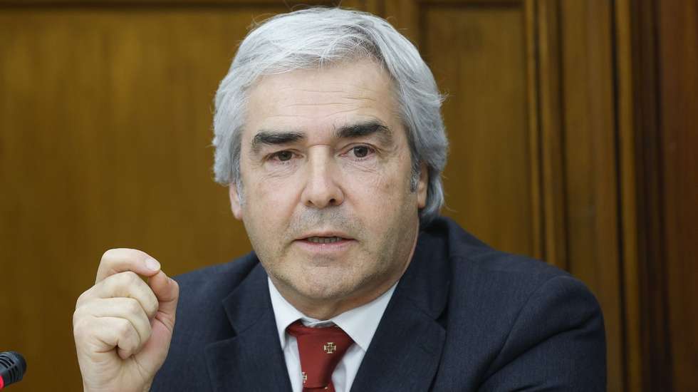 O ministro da Defesa Nacional, Nuno Melo, intervém durante a sua audição na Comissão de Defesa Nacional, no sentido de prestar esclarecimentos sobre a participação da Força Aérea Portuguesa no processo de helitransporte de emergência médica com o Instituto Nacional de Emergência Médica (INEM), na Assembleia da República, em Lisboa, 23 de julho de 2025. ANTÓNIO PEDRO SANTOS/LUSA
