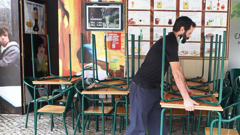 O funcionário de um restaurante encerra o espaço às 13h, horas do início do recolher obrigatório do estado de emergência no âmbito das medidas de contenção da covid-19, em Lisboa, 14 de novembro de 2020. Com 191 concelhos em risco em Portugal, o Conselho de Ministros decretou o encerramento de todos os estabelecimentos comerciais e restauração a partir das 13h00 até às 08h00 do dia seguinte, tanto no sábado como no domingo, para além do confinamento obrigatório para toda a população dos concelhos em risco a partir das 13h. ANTÓNIO PEDRO SANTOS/LUSA