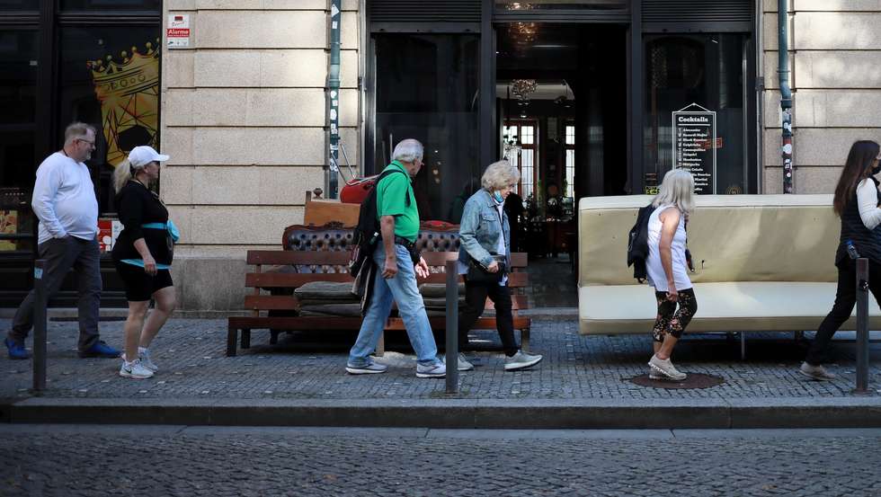 Na rua Cândido dos Reis, no Porto, fizeram-se os últimos preparativos para a reabertura de discotecas e bares