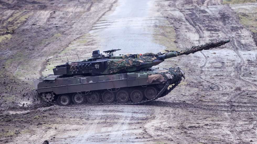 epa10442778 A &#039;Leopard 2 A6&#039; battle tank in action during a visit of German Defense Minister Pistorius (not pictured) to German armed forces Bundeswehr soldiers of the tank battalion 203 in Augustdorf, Germany, 01 February 2023. According to the German government&#039;s decision to supply 14 Leopard 2 tanks to Ukraine, Pistorius got informed about the performance of the weapon system.  EPA/FRIEDEMANN VOGEL