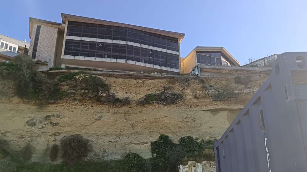 Prédios na ribeira do Ginjal, em Almada, construídos sobre arribas