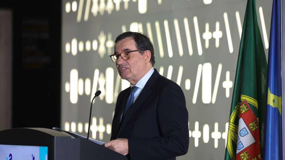 O ministro da Economia e da Coesão Territorial, Manuel Castro Almeida, discursa durante a cerimónia de posse do Conselho de Administração da AI², no Pavilhão do Conhecimento – Centro Ciência Viva, em Lisboa, 04 de maio de 2026. MANUEL DE ALMEIDA/LUSA