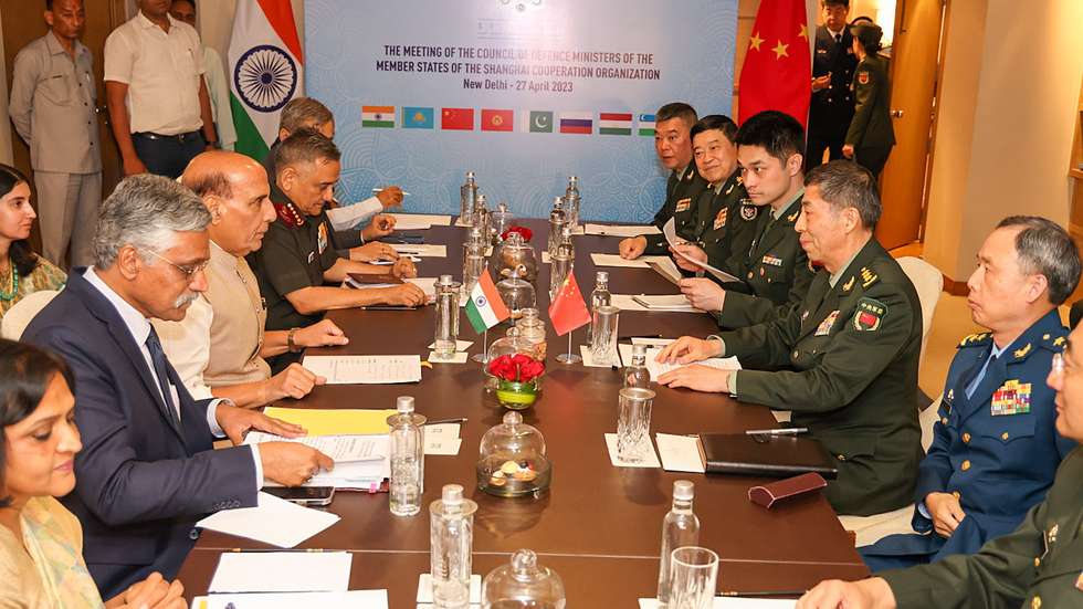 epa10594714 A handout photo provided by the Indian Defence Ministry showing Indian Defence Minister Rajnath Singh, seated (3L) attending a meeting with his Chinese counterpart Li Shangfu, (3R) during the Shanghai Cooperation Organization Defence Minister's Meeting in New Delhi, India 27 April 2023. India will be hosting the Shanghai Cooperation Organization (SCO) to be organised on May 4 to May 5, 2023, in Goa  EPA/MINISTRY OF DEFENCE GOVT OF INDIA HANDOUT  HANDOUT EDITORIAL USE ONLY/NO SALES