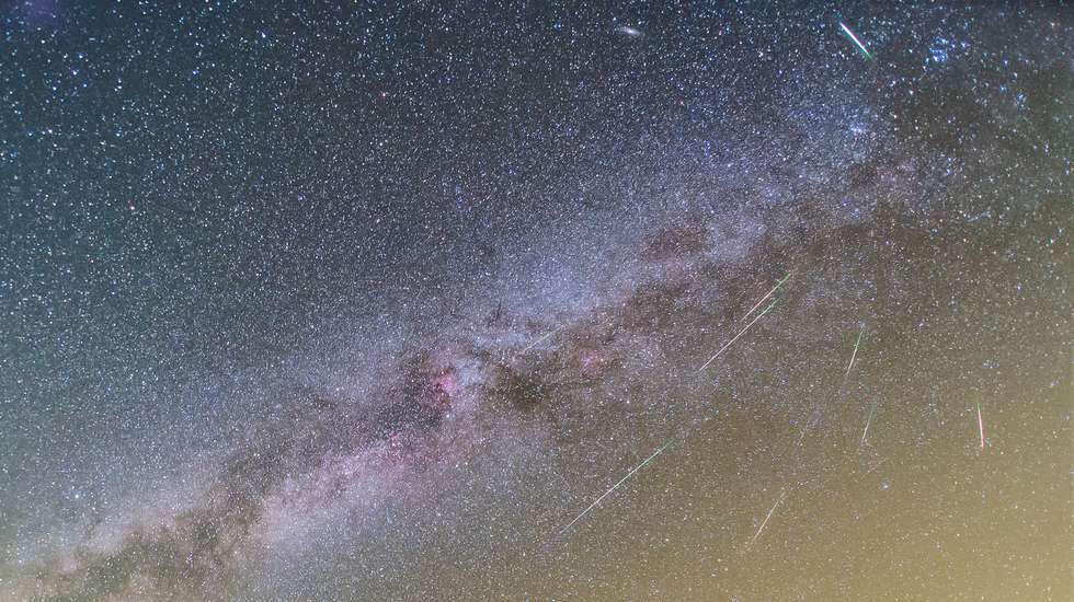 Algunas de las Perseidas capturadas la noche del 11 al 12 de agosto de 2021 desde el Observatorio del Teide (Instituto de Astrofísica de Canarias). En la imagen, la Vía Láctea divide el cielo con una diagonal que parece conectar el pico del volcán Teide (en la isla de Tenerife), con el radiante de esta lluvia de meteoros, la constelación de Perseo, que apenas se aprecia debido a la densidad de estrellas que pueblan el cielo. En el extremo izquierdo de la mitad superior destaca Júpiter. También muy brillante, debajo de él, le acompaña Saturno. Mucho más a su derecha, casi en el límite superior de esta composición, un óvalo difuso revela la presencia de la galaxia de Andrómeda. Otro de los objetos que reclaman protagonismo es la estrella Vega, la candela de los astrónomos. Esta estrella es utilizada como referencia por los científicos, llegando a considerarse la más importante del cielo después del Sol. En el plano terrestre, sobre la vegetación característica de esta zona de preparque, se distinguen el perfil de la Pirámide solar y las cúpulas de los telescopios IAC80, OGS, ELRS (ESA Laser Ranging Station), los telescopios solares VTT y GREGOR; y QUIJOTE. Crédito: M. R. Alarcón y D. Padrón.