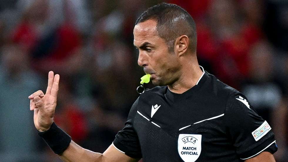 epa11597054 Italian referee Marco Guida gestures during the UEFA Nations League group A soccer match between Hungary and Bosnia and Herzegovina, in Budapest, Hungary, 10 September 2024.  EPA/Tibor Illyes HUNGARY OUT