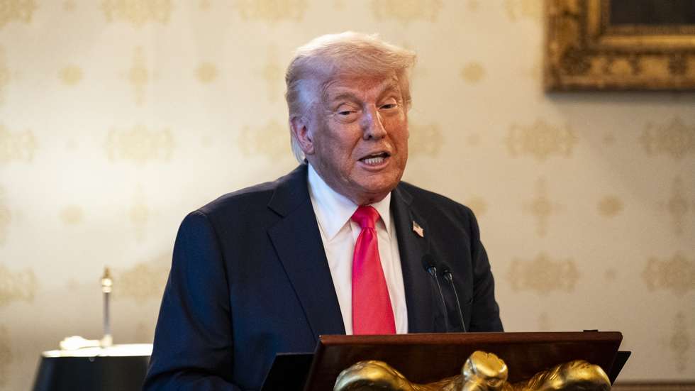 epa12036034 US President Donald Trump speaks during an Easter prayer service and dinner in the Blue Room of the White House in Washington, DC, USA, 16 April 2025.  EPA/AL DRAGO / POOL