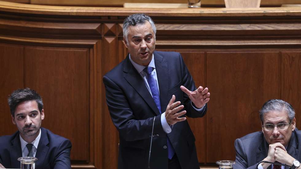 O ministro da Educação, Ciência e Inovação, Fernando Alexandre (C), acompanhado pelo ministro dos Assuntos Parlamentares, Carlos Abreu Amorim (D), e pelo secretário de Estado Adjunto e da Educação, Alexandre Homem Cristo (E), intervém no debate parlamentar na Assembleia da República, em Lisboa, 23 de setembro de 2026. MIGUEL A. LOPES/LUSA