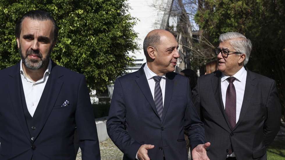 O ministro da Saúde, Manuel Pizarro (C), conversa com o Alto Comissário para a Convenção Nacional da Saúde, António Lacerda Sales (D), acompanhado pelo bastonário da Ordem dos Médicos e Chairman da Convenção Nacional da Saúde, Carlos Cortes (E), à chegada para participar na conferência "A Digitalização da Saúde ao Serviço das Pessoas", em Lisboa, 15 de novembro de 2023. MIGUEL A. LOPES/LUSA