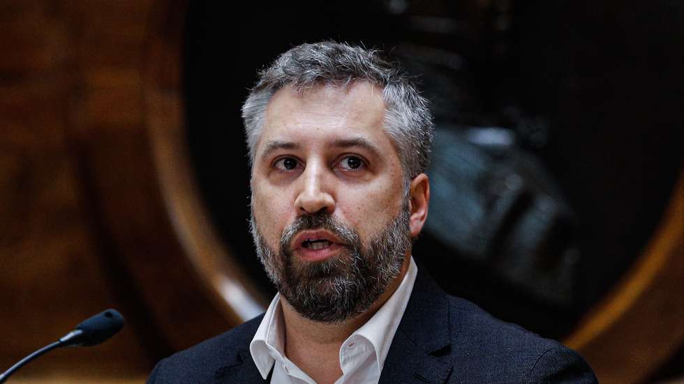 O ministro das Infraestruturas e da Habitação, Pedro Nuno Santos, intervém durante a sua audição perante a Comissão de Economia, Inovação, Obras Públicas e Habitação, na Assembleia da República, em Lisboa, 24 de março de 2021. ANTÓNIO COTRIM/LUSA
