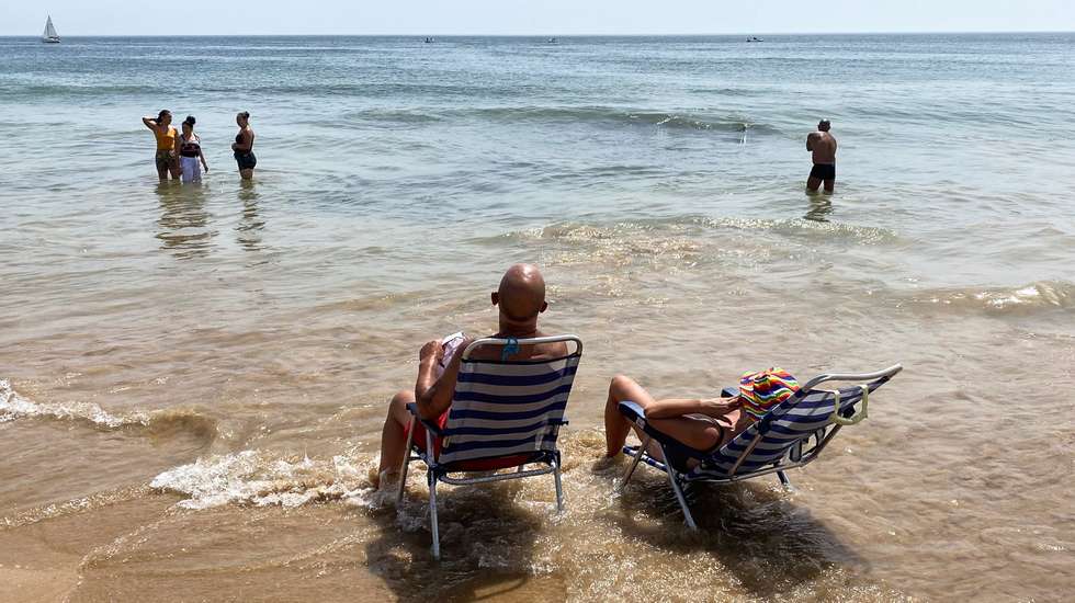 Populares na praia de Carcavelos. Num fim de semana com temperaturas ultrapassar os 40.ºC em diversos distritos do país, sobretudo no interior Norte e Centro e no Alentejo. Segundo o IPMA, as temperaturas máximas vão variar entre os 23º (Porto e Aveiro) e os 43º (Évora) e as mínimas entre os 13º (Bragança e Viseu) e os 26º (Faro). Foi igualmente emitido um aviso laranja de tempo quente até às 5h de domingo, dia 15, para os distritos de Beja, Castelo Branco, Évora e Portalegre e estão ainda sob aviso amarelo os distritos de Braga, Faro, Lisboa, Santarém, Setúbal, Vila Real e Viseu. Carcavelos, 14 de aosto de 2021 MIGUEL A. LOPES/LUSA