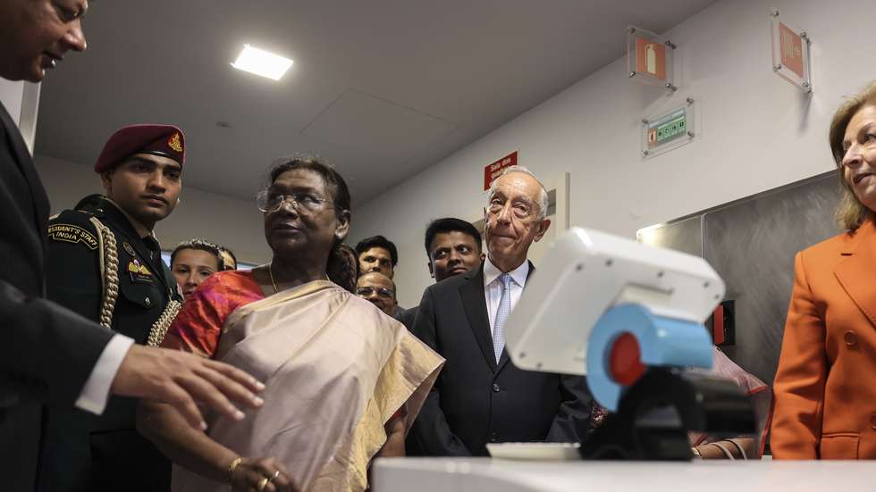 epa12017758 India's President Droupadi Murmu (3-L)  is accompanied by Portugal's President Marcelo Rebelo de Sousa (2-R) and Champalimaud Foundation President, Leonor Beleza (R), during a visit to Champalimaud Foundation in Lisbon, Portugal, 08 April 2025. India President is on the second and last day of her official visit to Portugal.  EPA/ANDRE KOSTERS