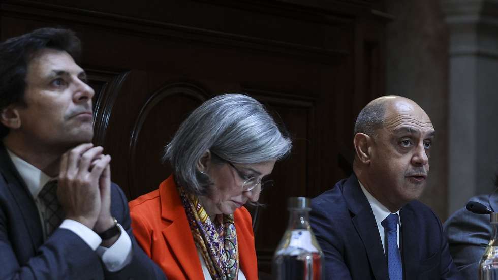 O ministro da Saúde, Manuel Pizarro (2D), ladeado por Margarida Tavares, secretária de Estado da Promoção da Saúde, e por Ricardo Mestre (E), secretário de Estado da Saúde, fala perante a Comissão de Saúde, na Assembleia da República em Lisboa, 30 de outubro de 2023. TIAGO PETINGA/LUSA