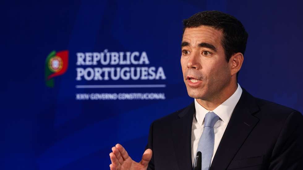 O ministro da Presidência, António Leitão Amaro, fala durante o briefing do Conselho de Ministros nas instalações do Campus XXI em Lisboa, 22 de agosto de 2024. TIAGO PETINGA/LUSA