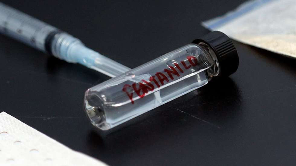 epa10781761 Scientists from the Colombian Anti-Narcotics Directorate analyze the synthetic opioid fentanyl in their research chemical laboratory, in Bogota, Colombia, 02 August 2023. The Colombian Anti-Narcotics Directorate warned of the increase in the illegal consumption of fentanyl in the country, a substance that is used as an analgesic to treat pain problems but that can cause death if used improperly, and that is growing 'for economic reasons', since 'the acquisition is cheap and can be sold at high prices'.  EPA/Mauricio Duenas Castaneda