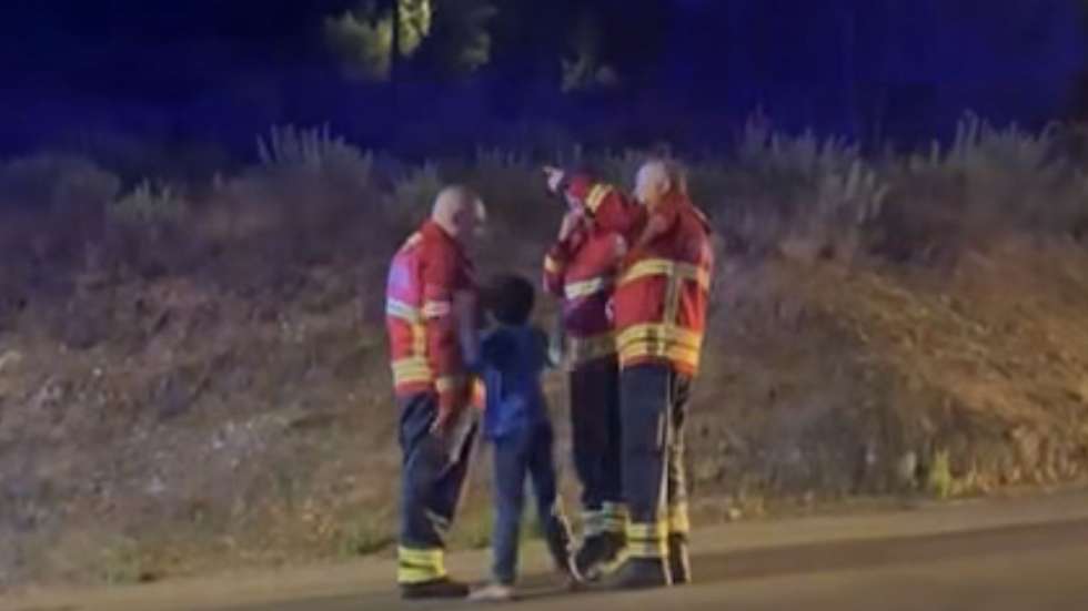 criança abraça bombeiros