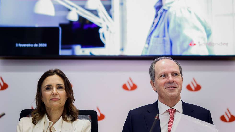 O CEO do Santander Totta, Pedro Castro e Almeida (D), acompanhado pela atual vice-presidente executiva e futura CEO, Isabel Guerreiro (E), em conferência de imprensa para divulgação dos resultados do ano de 2025 da instituição bancária, na sede em Lisboa, 05 de fevereiro de 2025. FILIPE AMORIM/LUSA
