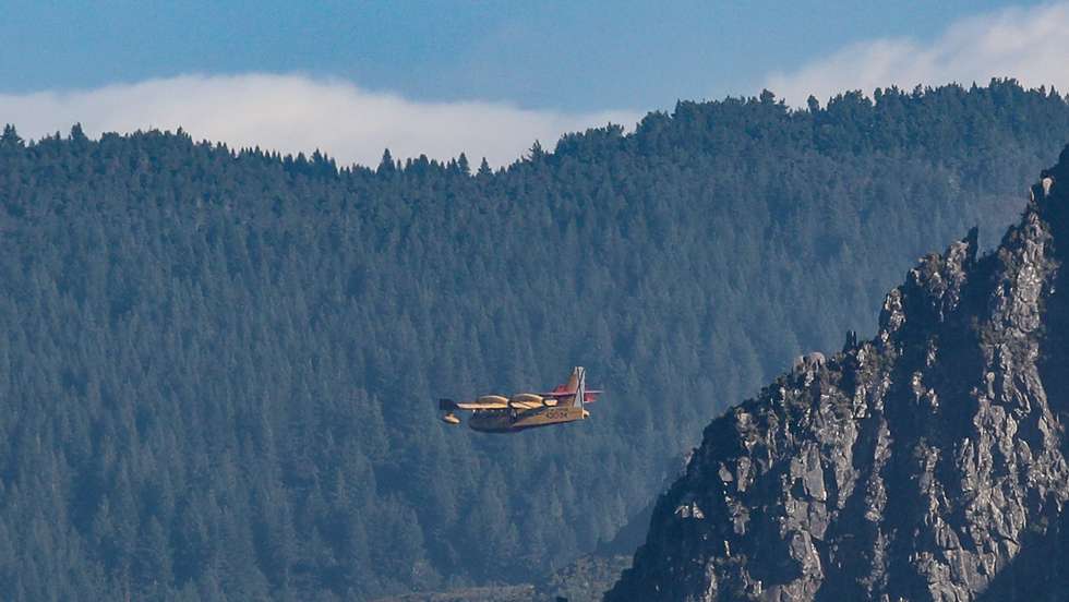 Um avião Canadair participa no combate ao incêndio ativo no Pico Ruivo, o ponto mais alto da Ilha da Madeira, concelho de Santana, 22 de agosto de 2024. O incêndio rural na ilha da Madeira deflagrou há uma semana, dia 14 de agosto, nas serras do município da Ribeira Brava, propagando-se progressivamente aos concelhos de Câmara de Lobos, Ponta do Sol e, através do Pico Ruivo, Santana. HOMEM DE GOUVEIA/LUSA