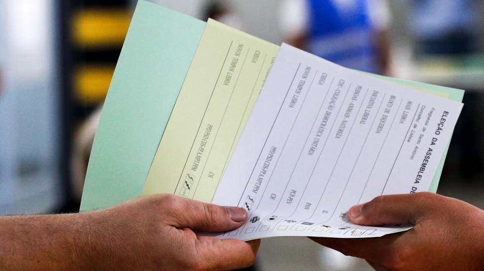 Um cidadão eleitor recebe os boletins de voto nas  eleições autárquicas, em Lisboa, 26 de setembro de 2021. Este domingo  mais de 9,3 milhões eleitores podem votar nas eleições Autárquicas, para eleger  aqueles que vão liderar, nos próximos quatro anos, os 308 municípios e as 3091 freguesias. ANTÓNIO COTRIM/LUSA
