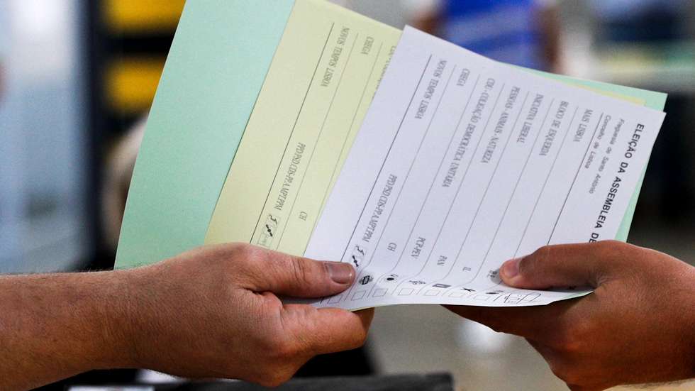 Um cidadão eleitor recebe os boletins de voto nas  eleições autárquicas, em Lisboa, 26 de setembro de 2021. Este domingo  mais de 9,3 milhões eleitores podem votar nas eleições Autárquicas, para eleger  aqueles que vão liderar, nos próximos quatro anos, os 308 municípios e as 3091 freguesias. ANTÓNIO COTRIM/LUSA