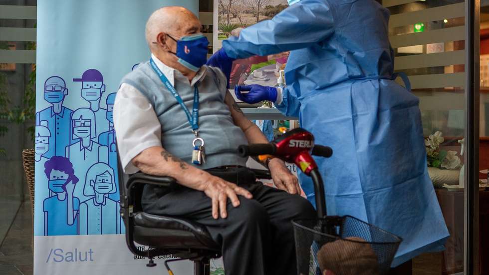 epa08911619 Rafael Perea, 94 years old, and resident at the Ballesol Center for the Elderly gets vaccinated from the coronavirus in Badalona, Barcelona, Spain, 30 December 2020. Elders living in nursing homes and workers from those homes are the first people to get the coronavirus vaccine in Spain.  EPA/Enric Fontcuberta