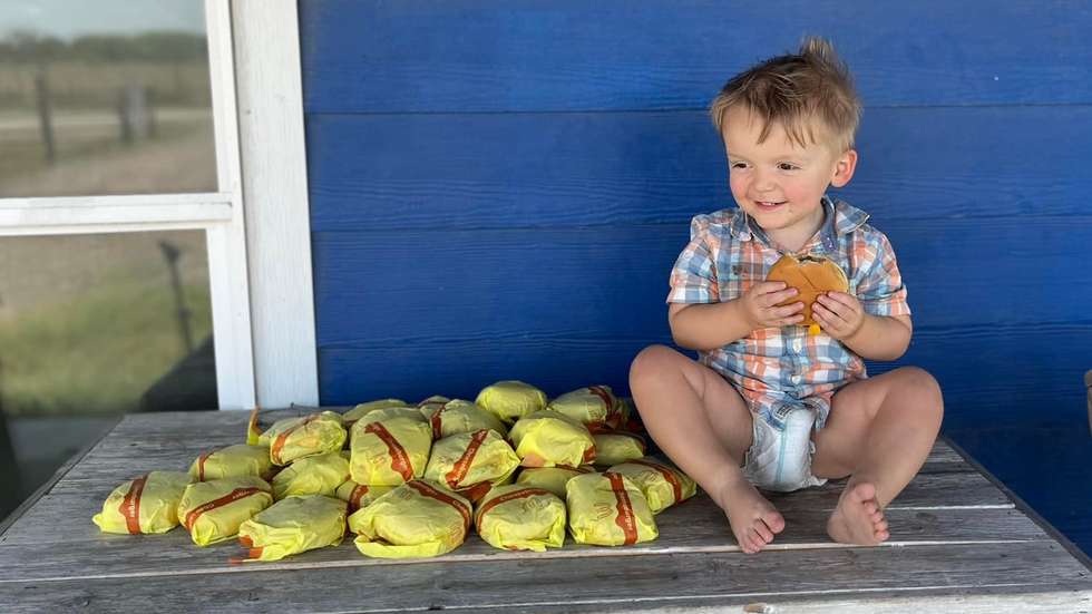 O filho de Kelsey Burkhalter Golden com 31 cheeseburgers
