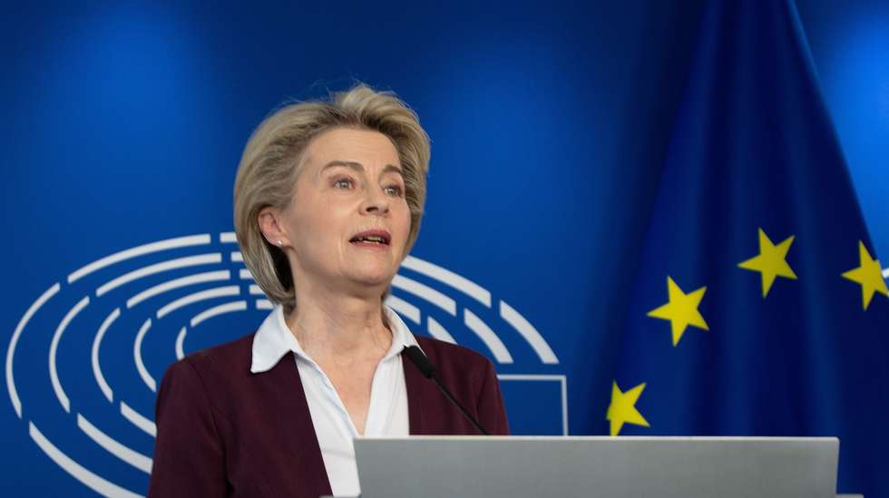 A presidente do Comissão Europeia, Ursula von der Leyen, durante a conferência de imprensa após a assinatura do Regulamento que cria o Certificado Digital covid-19 da União Europeia (UE) que contou com a presença do primeiro-ministro de Portugal, António Costa, e do presidente do Parlamento Europeu, David Sassoli (ausentes da fotografia), no Parlamento Europeu, em Bruxelas, 14 de junho de 2021. TONY DA SILVA/LUSA