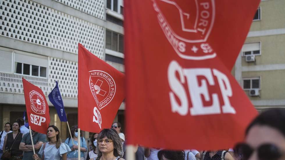 Enfermeiros da AdministraÃ§Ã£o Regional de SaÃºde de Lisboa e Vale do Tejo em greve participam na concentraÃ§Ã£o convocada pelo Sindicato dos Enfermeiros Portugueses (SEP), pela vinculaÃ§Ã£o efetiva de todos os enfermeiros com contratos precÃ¡rios, pela manutenÃ§Ã£o das 35 horas semanais em todas as Unidades Funcionais e constituiÃ§Ã£o de listas de utentes por enfermeiro de FamÃ­lia, em Lisboa, 07 de julho de 2022. MÃRIO CRUZ/LUSA