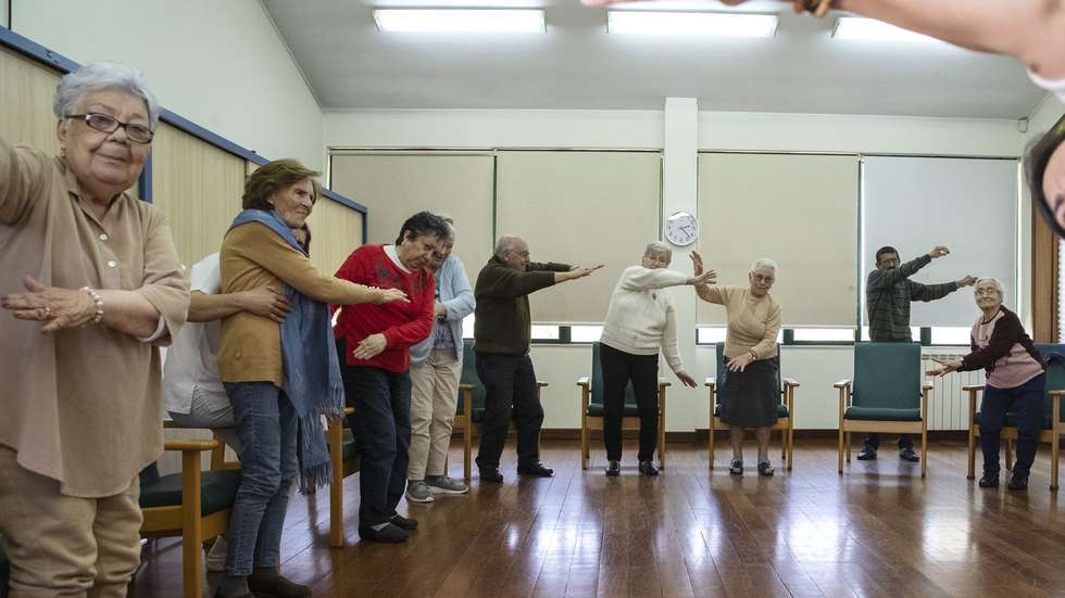 Idosos participam na iniciativa para idosos que reúne tai chi e ioga no grande Porto, Porto, 28 de abril de 2022. Um projeto de promoção de envelhecimento ativo a decorrer desde 2021 no Porto, Maia e Matosinhos, envolvendo 800 idosos, vai crescer em setembro para Vila Nova de Gaia e ultrapassar o milhar de beneficiários. Tai Chi, ioga, música/canto, teatro e expressão plástica compõem os 600 ateliês mensais dinamizados por 25 formadores em 50 centros de dia e lares de idosos. (ACOMPANHA TEXTO DA LUSA DO DIA 01 DE MAIO DE 2022). JOSÉ COELHO/LUSA