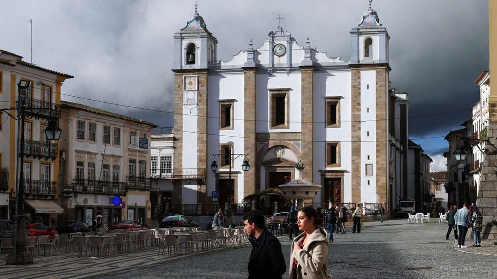 Turistas passeiam na Praça do Giraldo em Évora, cidade que foi escolhida para Capital Europeia da Cultura 2027. Évora, 09 de junho de 2021. (ACOMPANHA TEXTO DE 11 DE DEZEMBRO DE 2022). NUNO VEIGA/LUSA