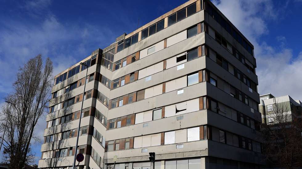 O movimento Porta a Porta inicia uma campanha nacional "Mais casas públicas, menos crise na habitação", junto ao antigo edifício militar na Avenida de França, no Porto, 25 de janeiro de 2025. Esta campanha nacional passa por fazer ações em edifícios públicos devolutos, chamando à atenção para o estado de abandono dos mesmos, demonstrar que há património público subaproveitado e insistir para que se amplie o número de casas públicas no país. ESTELA SILVA/LUSA