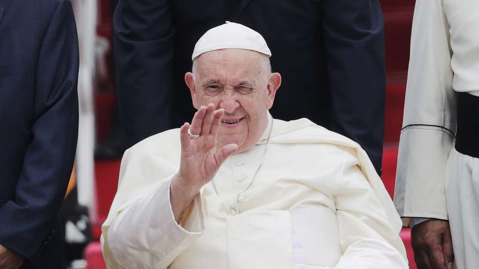 epa11581164 Pope Francis waves after disembarking from an airplane during his arrival at Soekarno-Hatta International Airport in Tangerang, Banten, on the outskirts of Jakarta, Indonesia, 03 September 2024. Pope Francis is on an apostolic visit to the Muslim-majority country from 03 to 06 September and is expected to meet with interfaith leaders at Istiqlal Mosque in Jakarta, the largest mosque in Southeast Asia, to promote peace and dialogue among different religious communities. He will also meet with Indonesian President Joko Widodo and lead a mass prayer with 80,000 worshippers at Gelora Bung Karno Stadium.  EPA/BAGUS INDAHONO