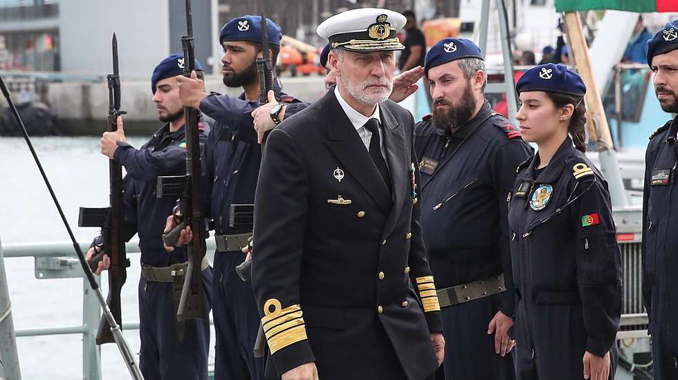 O chefe do Estado-Maior da Armada, Henrique Gouveia e Melo, no final da visita ao navio Mondego, no porto do Funchal, no Funchal, ilha da Madeira, 16 de março de 2023. O NRP Mondego não cumpriu uma missão de acompanhamento de um navio russo a norte da ilha de Porto Santo, na Madeira, após 13 militares terem recusado, no sábado, dia 10 de março, embarcar por razões de segurança. HOMEM DE GOUVEIA/LUSA